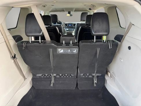Used 2018 Chrysler Pacifica Touring-L FWD image 24