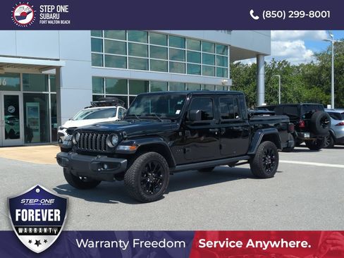 Used 2025 Jeep Gladiator Sport AWD/4WD image 2