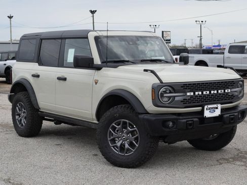 New 2025 Ford Bronco Badlands image 3