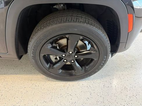 Used 2023 Jeep Grand Cherokee L Laredo AWD/4WD image 10