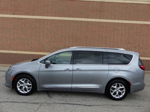 Used 2020 Chrysler Pacifica Touring-L w/ Tire & Wheel Group FWD image 4