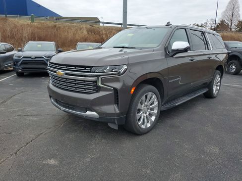 Used 2021 Chevrolet Suburban Premier w/ Premium Package image 9