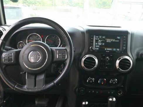 Used 2015 Jeep Wrangler Unlimited Rubicon w/ Connectivity Group AWD/4WD image 10