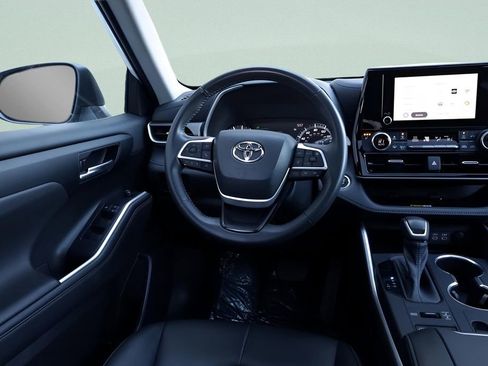 Used 2023 Toyota Highlander XLE image 24