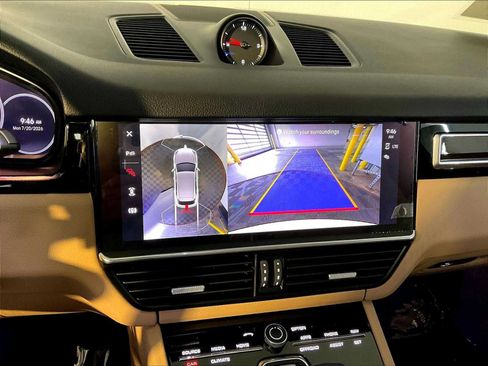 Certified 2023 Porsche Cayenne Platinum Edition AWD/4WD image 31