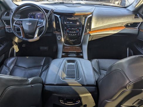 Used 2018 Cadillac Escalade Luxury image 16