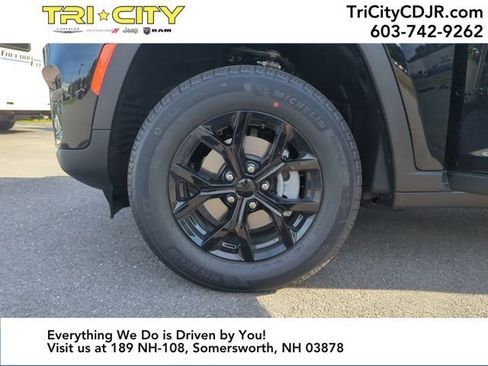 New 2025 Jeep Grand Cherokee Altitude image 41