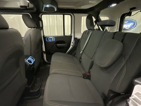 Used 2024 Jeep Wrangler Unlimited image 11