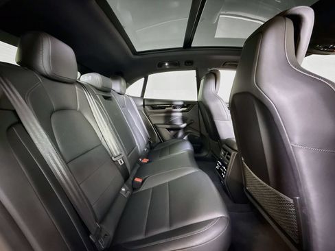 Certified 2025 Porsche Macan 4S Electric AWD/4WD image 19