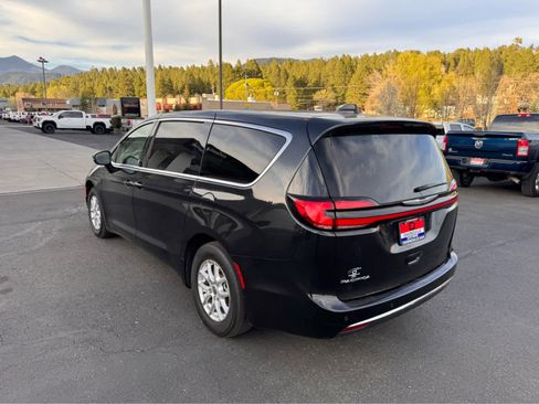 Used 2023 Chrysler Pacifica Touring-L image 3