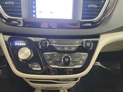 Used 2023 Chrysler Voyager LX FWD image 16