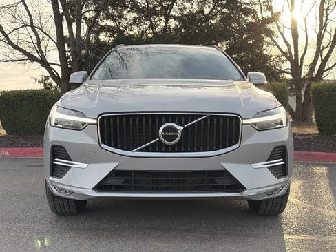 Used 2022 Volvo XC60 B5 Momentum image 11