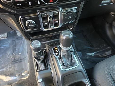 Used 2023 Jeep Gladiator Sport AWD/4WD image 16