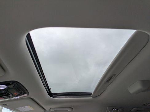 Used 2025 Kia Carnival SX Prestige image 21