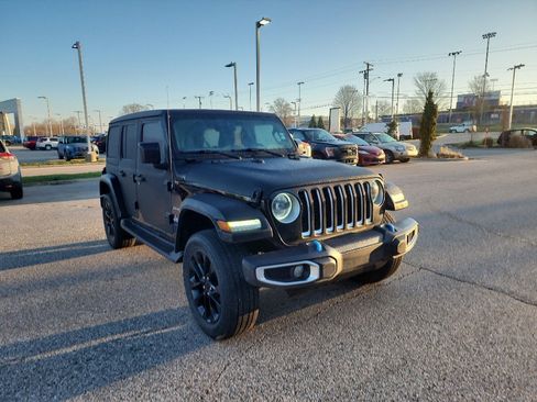 Used 2023 Jeep Wrangler Sahara w/ Cold Weather Group image 9