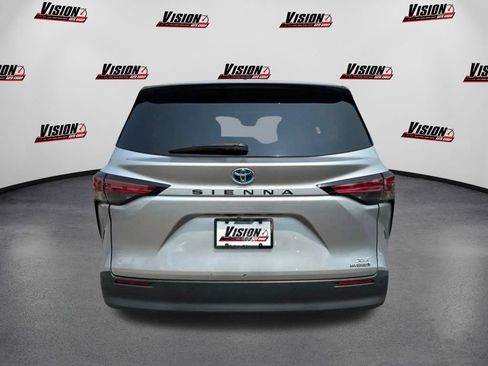 Used 2022 Toyota Sienna XLE image 6