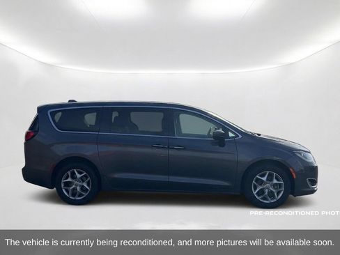 Used 2017 Chrysler Pacifica Touring Plus w/ Tire & Wheel Group FWD image 4