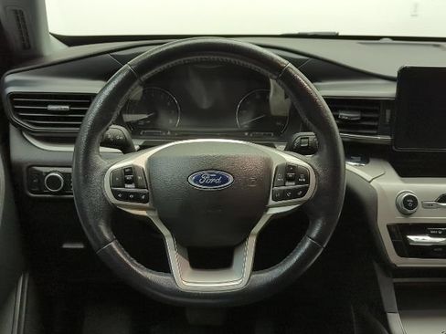 Used 2023 Ford Explorer XLT AWD/4WD image 19
