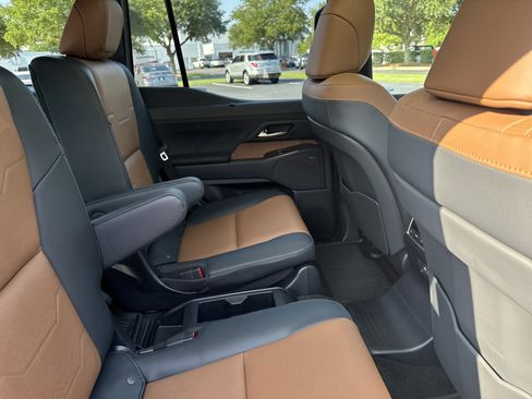 Used 2026 Lexus GX 550 w/ Accessory Package (2T) AWD/4WD image 30
