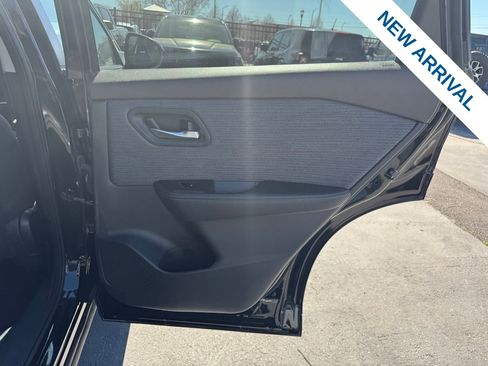 Used 2022 Nissan Rogue SV image 12