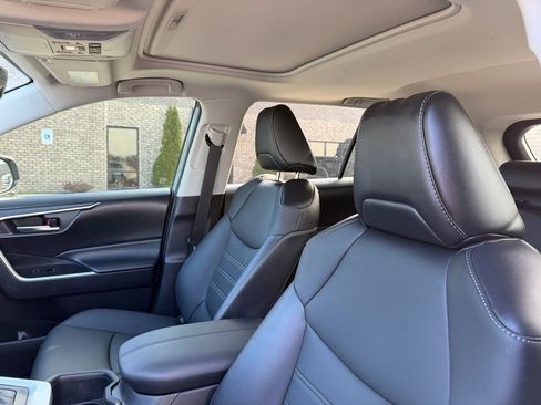 Used 2022 Toyota RAV4 XLE Premium image 12