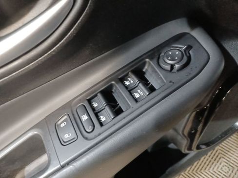 Used 2018 Jeep Renegade Altitude image 15