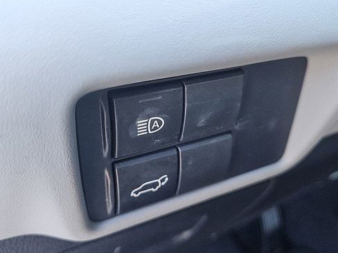 Used 2020 Toyota Highlander XLE image 19