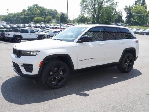 Used 2023 Jeep Grand Cherokee Altitude image 9