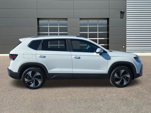 New 2026 Volkswagen Taos SE image 8