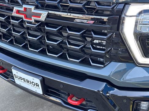 Used 2025 Chevrolet Silverado 2500 ZR2 w/ Technology Package image 11
