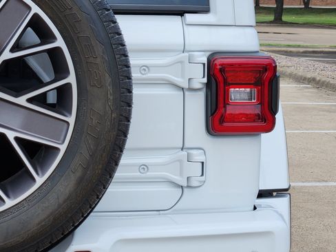 Used 2023 Jeep Wrangler Unlimited Sahara AWD/4WD image 16