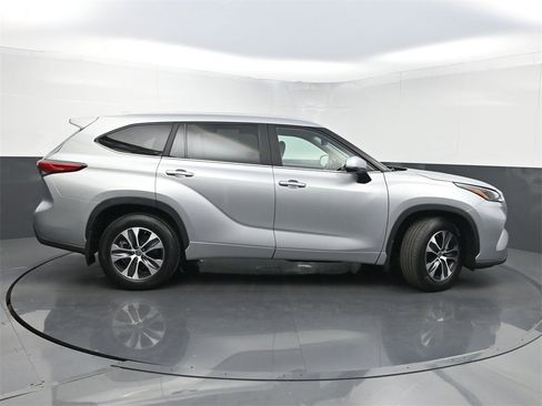 Used 2023 Toyota Highlander XLE image 45