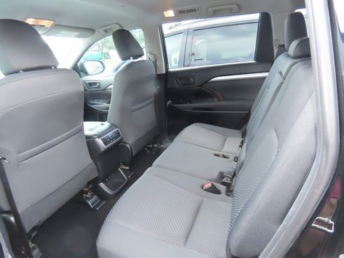 Used 2019 Toyota Highlander LE FWD image 19