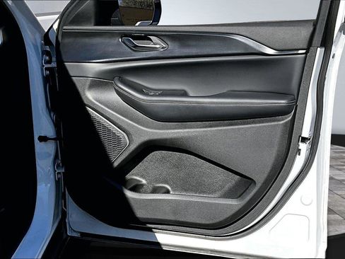 Used 2025 Jeep Grand Cherokee Laredo w/ Luxury Tech Group I image 25