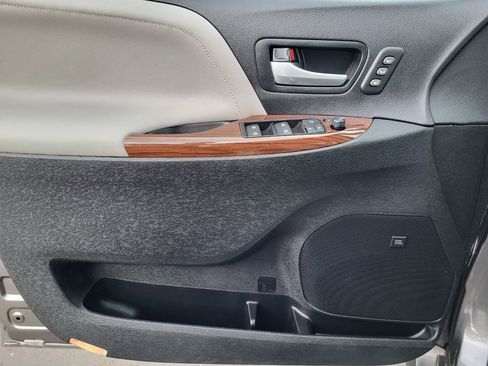 Used 2017 Toyota Sienna Limited image 10