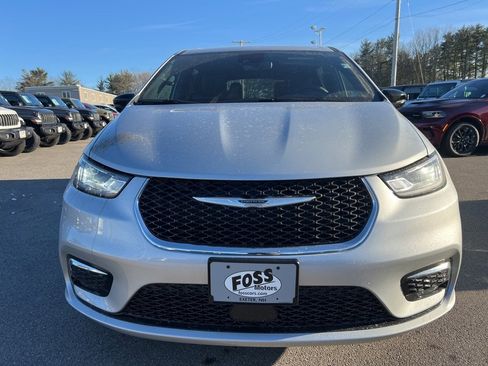 New 2026 Chrysler Pacifica Select image 2