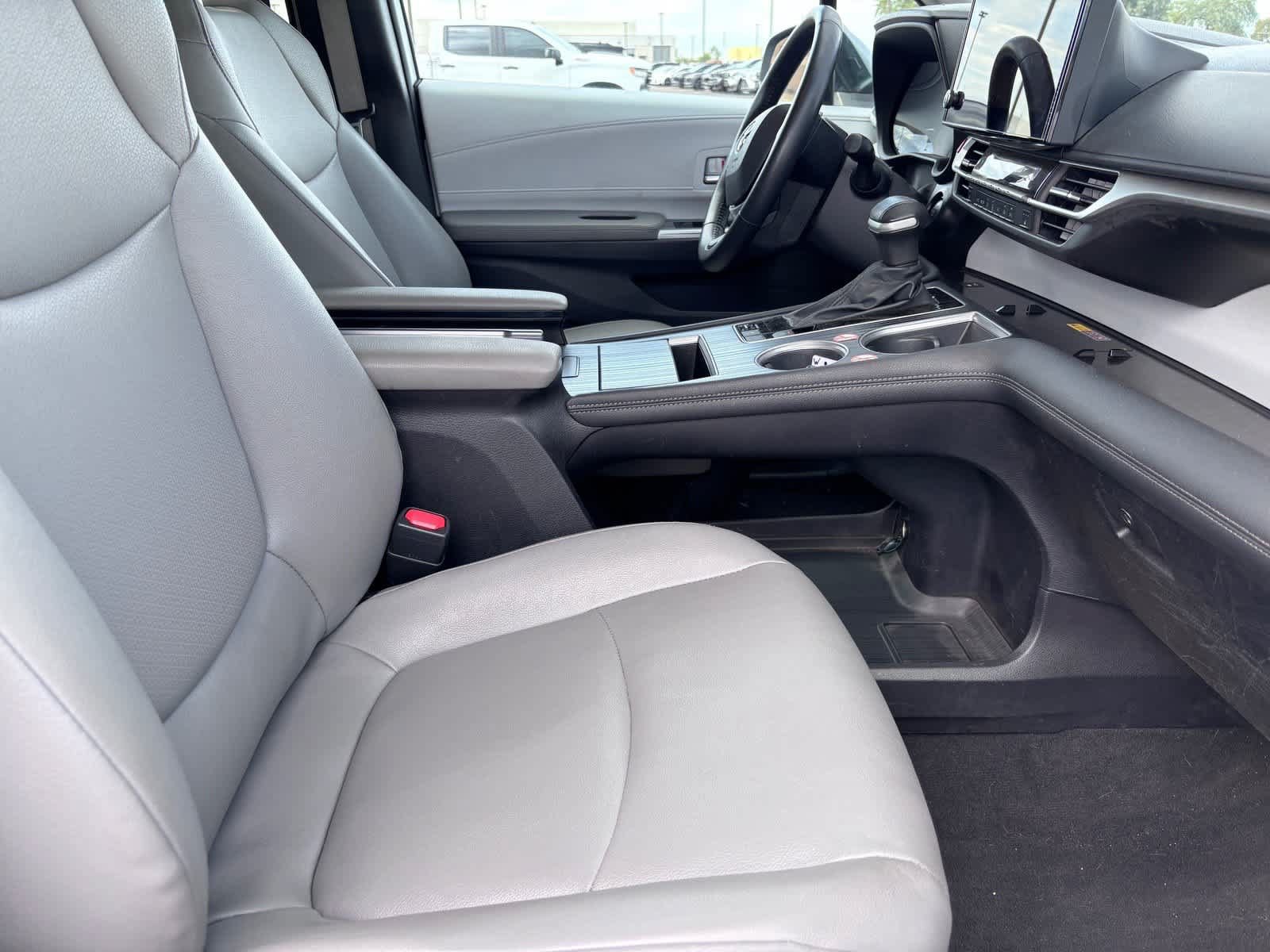 Used 2025 Toyota Sienna XLE FWD image 9