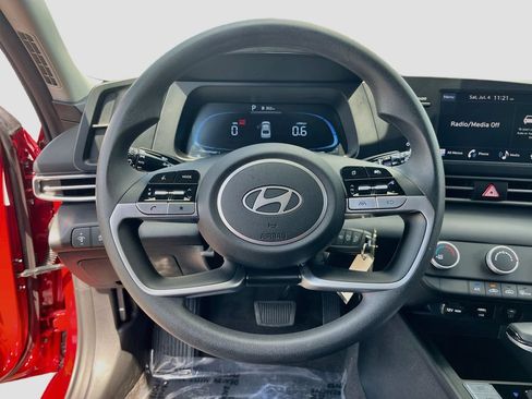 Used 2025 Hyundai Elantra SE w/ Cargo Package FWD image 11
