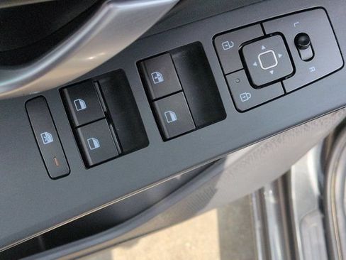 Used 2025 Kia Niro LX FWD image 13