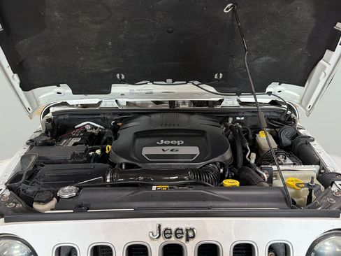 Used 2017 Jeep Wrangler Unlimited Sahara w/ Connectivity Group AWD/4WD image 26