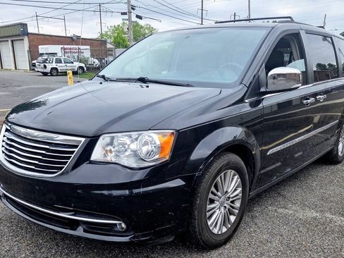 Used 2016 Chrysler Town & Country Touring-L FWD image 1