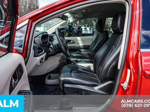 Used 2024 Chrysler Pacifica Touring-L image 19