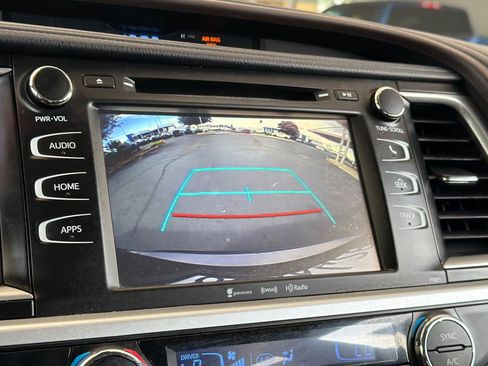 Used 2019 Toyota Highlander Plus w/ Carpet Mat Package (TMS) FWD image 21