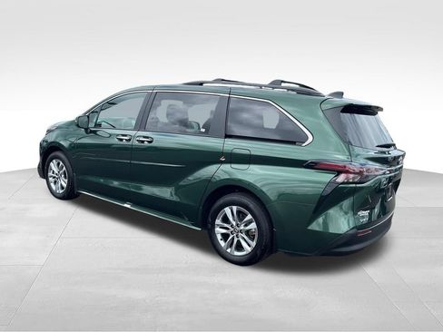 Used 2025 Toyota Sienna XLE w/ XLE Plus Package FWD image 4