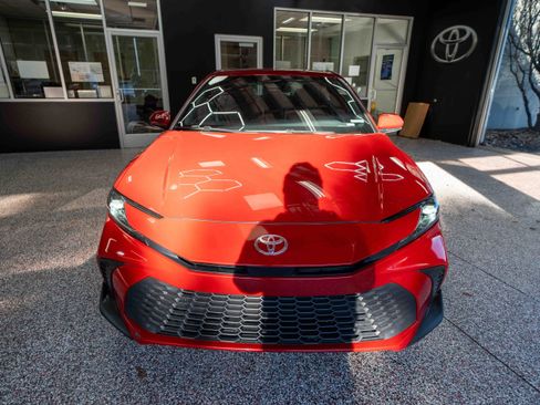 Used 2025 Toyota Camry SE image 6