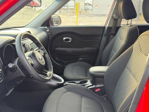 Used 2016 Kia Soul + FWD image 6