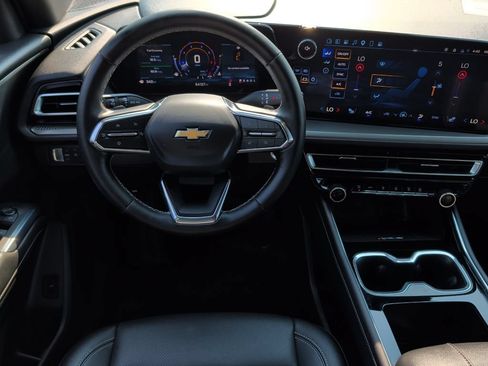 Used 2025 Chevrolet Traverse LT FWD image 17