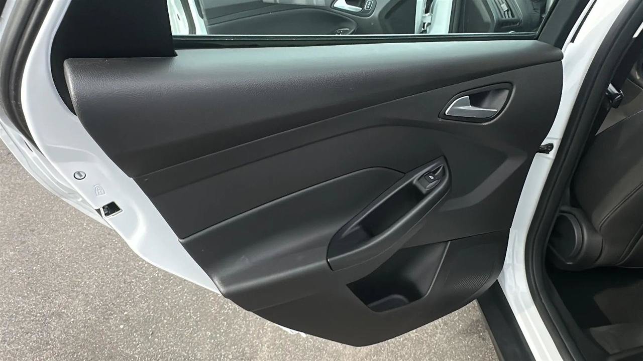 Used 2018 Ford Focus SE w/ SE Appearance Package FWD image 25