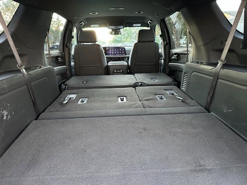 Used 2025 Chevrolet Suburban Z71 image 14