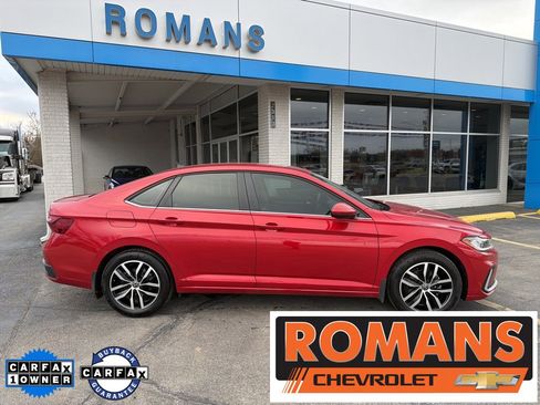 Used 2025 Volkswagen Jetta SE image 2